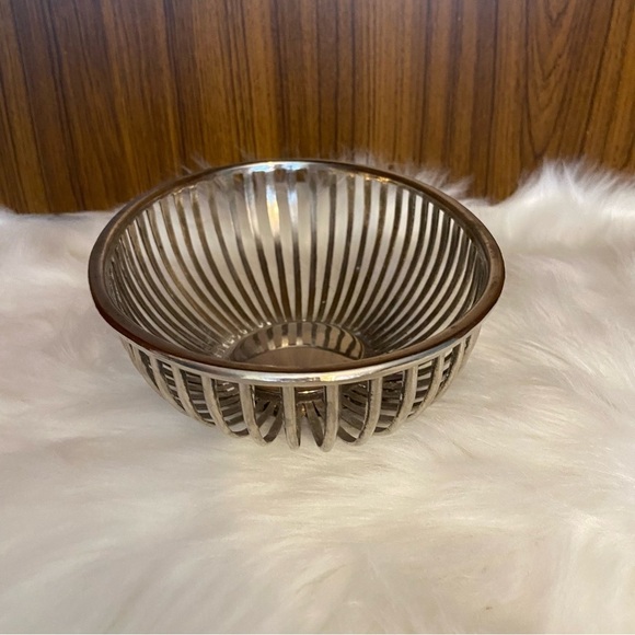 Vintage Silver plated wire fruit basket made in Hong Kong - Picture 3 of 13